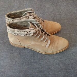 Gianni Bini Women's Tan Lace-Up Ankle Boots 8